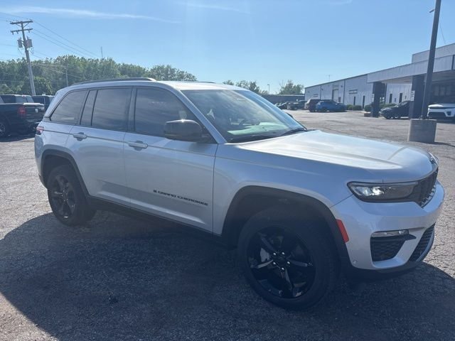 Used 2023 Silver Jeep Limited image 7