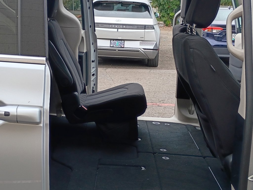 Used 2024 Silver Mist Clearcoat Chrysler LX image 18