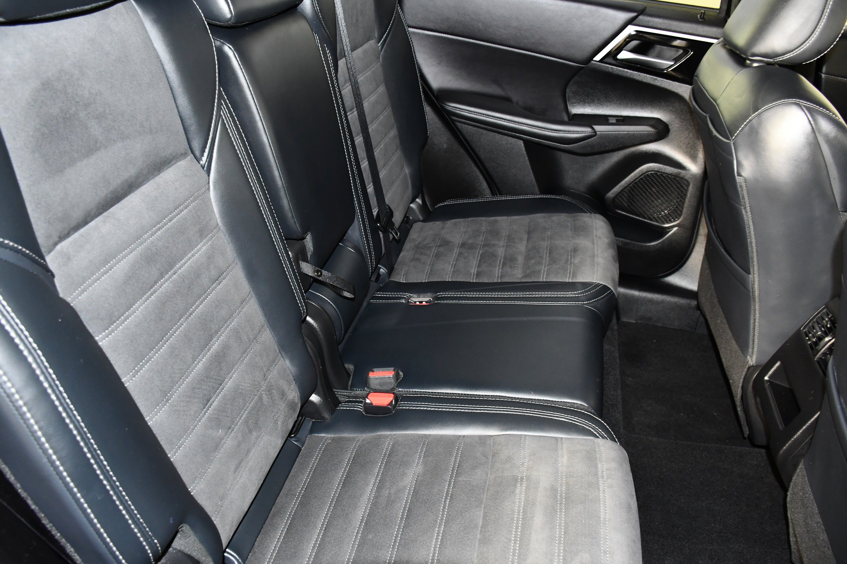 Certified Used 2024 Labrador Black Pearl Mitsubishi SE image 42