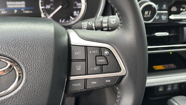 Used 2026 White/off-white Toyota XLE image 24
