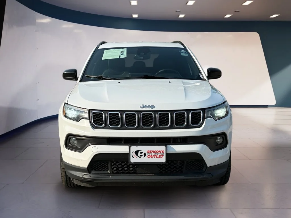 Used 2024 White Jeep Latitude image 8