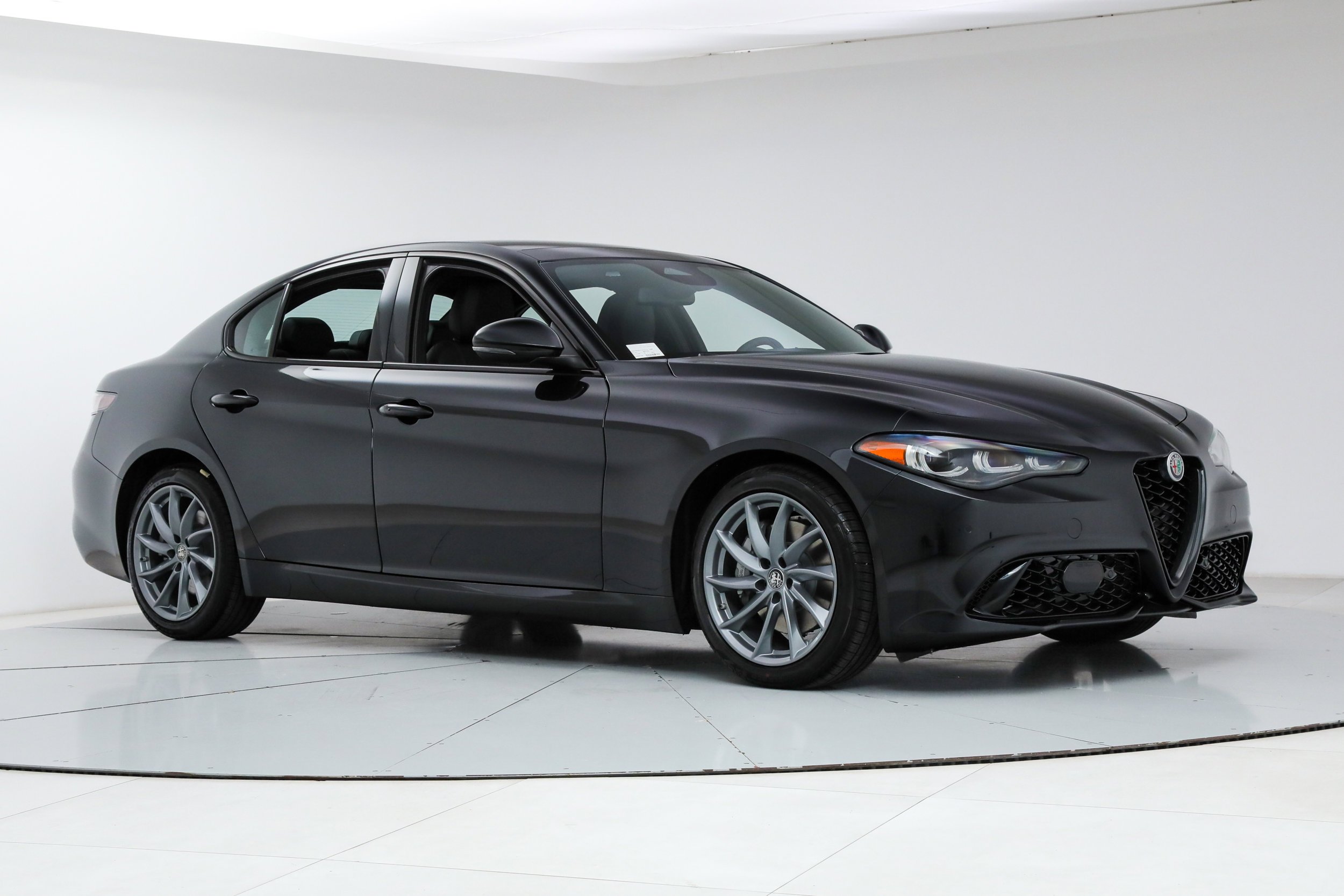 New 2026 Vulcano Black Metallic Exterior Paint Alfa Romeo  image 7
