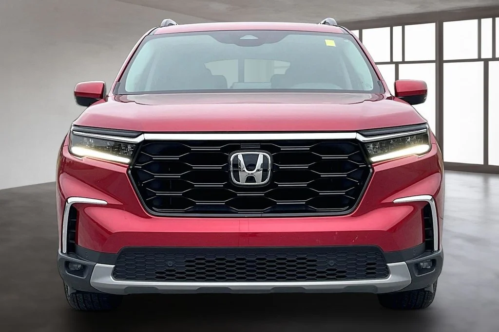 Used 2025 Red Honda Touring image 2