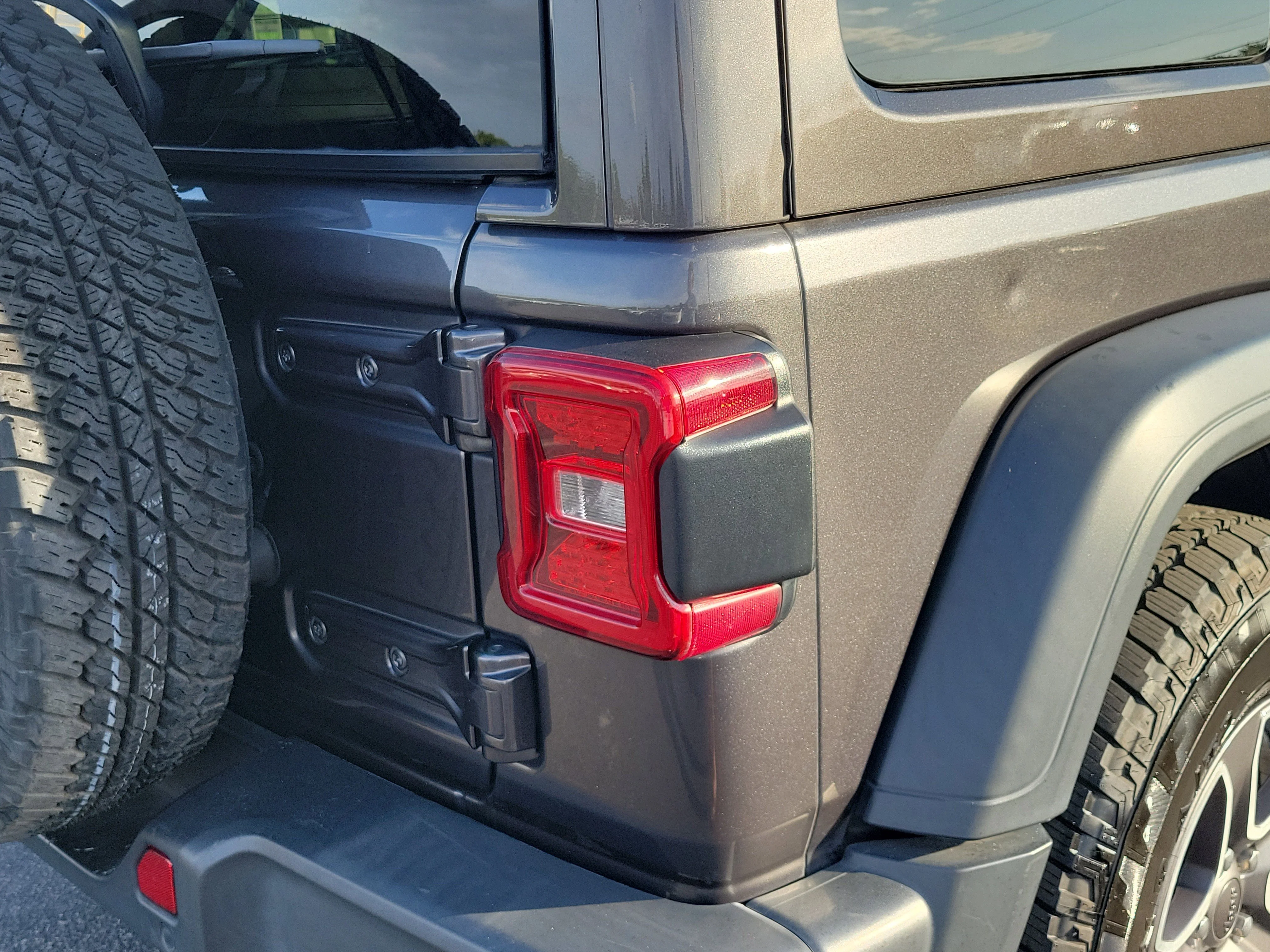 Used 2020 Granite Crystal Metallic Clearcoat Jeep Sport S image 11