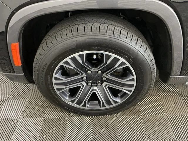 Used 2022 Diamond Black Crystal Pearlcoat Jeep Series III image 33