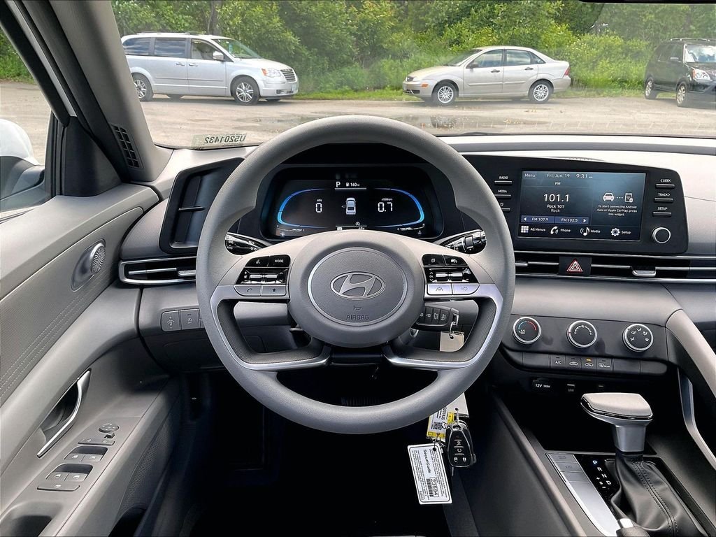 Used 2025 White Hyundai SE image 17