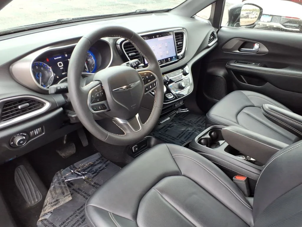 2025 Chrysler Pacifica Select - Photo 25