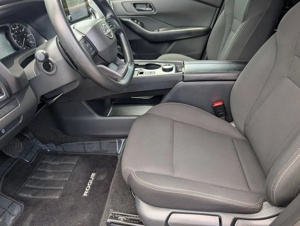 Used 2025 Grey Nissan S image 9