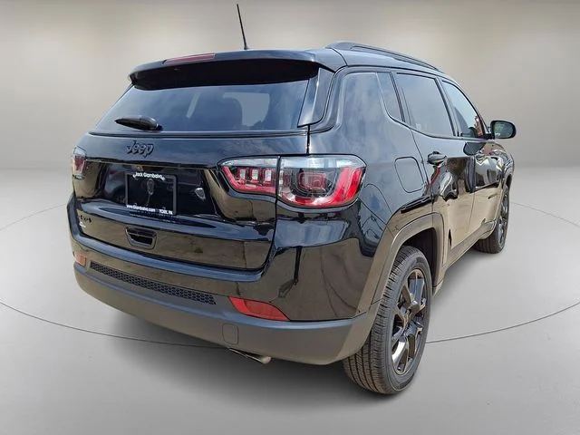 Used 2022 Black Jeep Latitude image 10