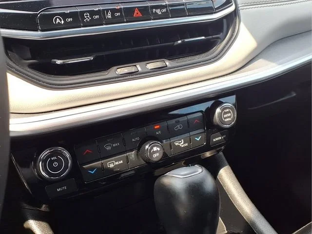 Used 2025  Jeep Limited image 8