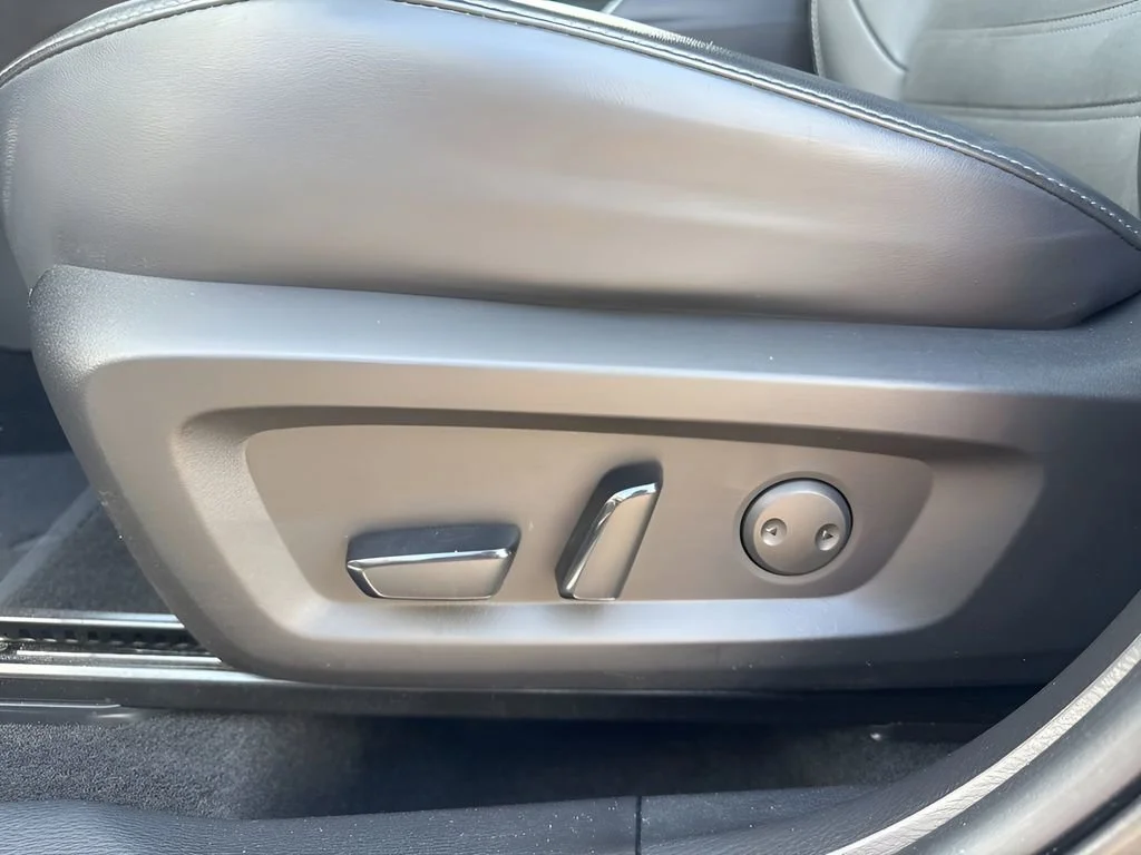 Used 2022 Silver Mitsubishi SE image 10