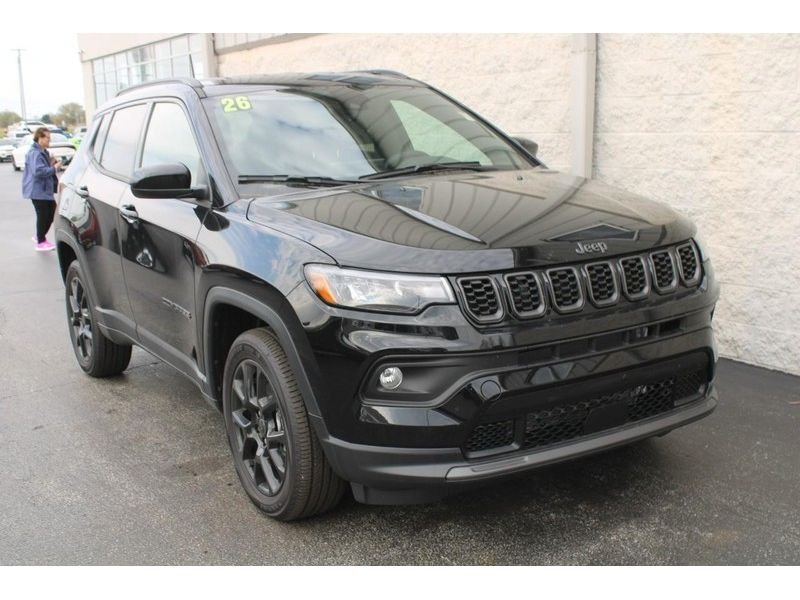New 2026 Diamond Black Crystal Pearl-Coat Exterior Paint Jeep Latitude Altitude 4x4 image 2
