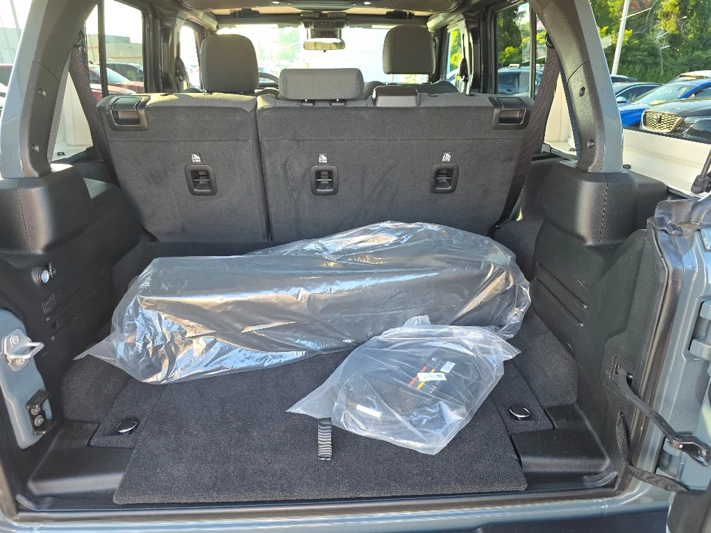 Used 2025 Anvil Clear Coat Jeep Sahara 4xe image 4