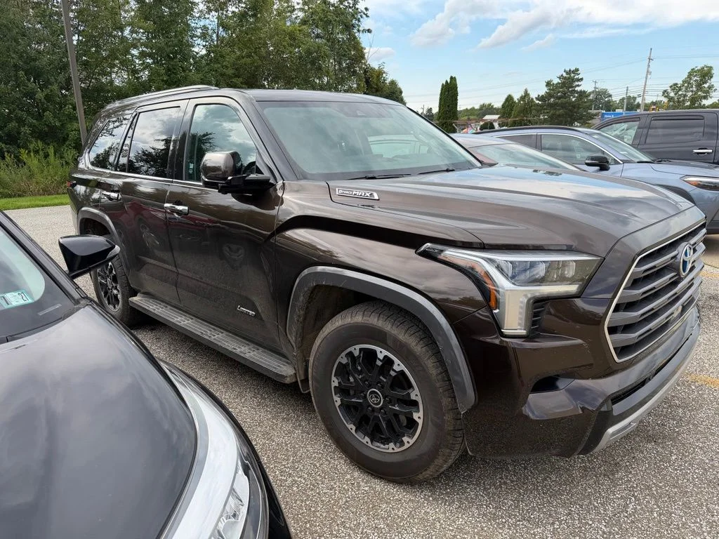 Used 2023  Toyota Limited image 3