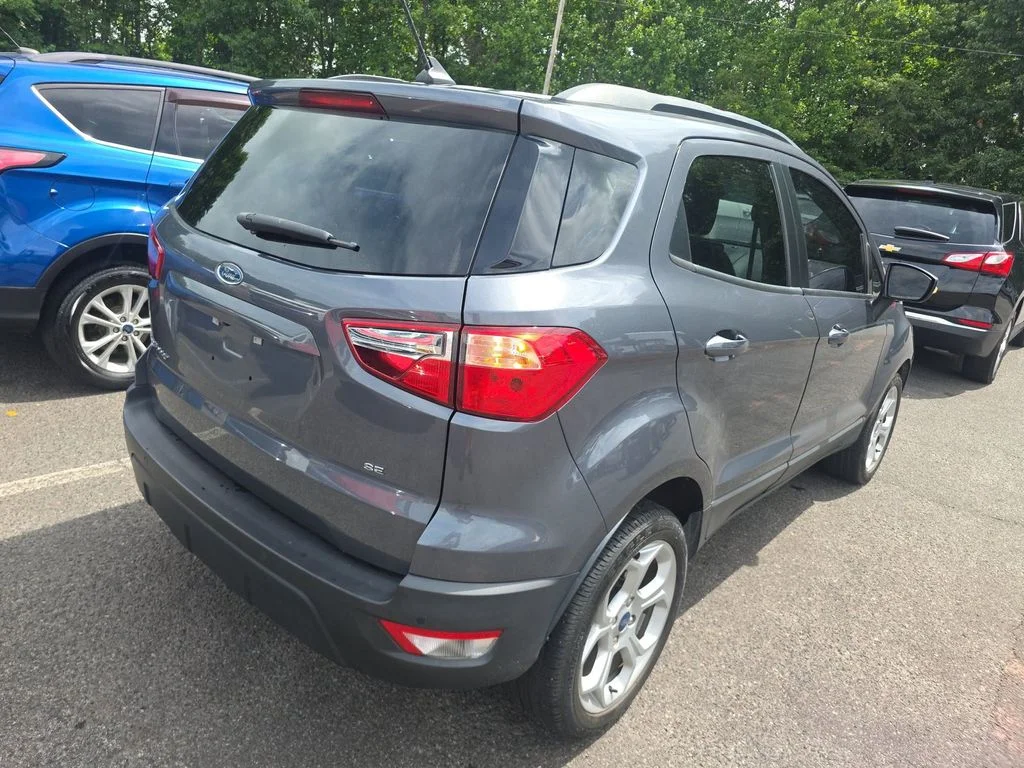 Used 2021  Ford SE image 2