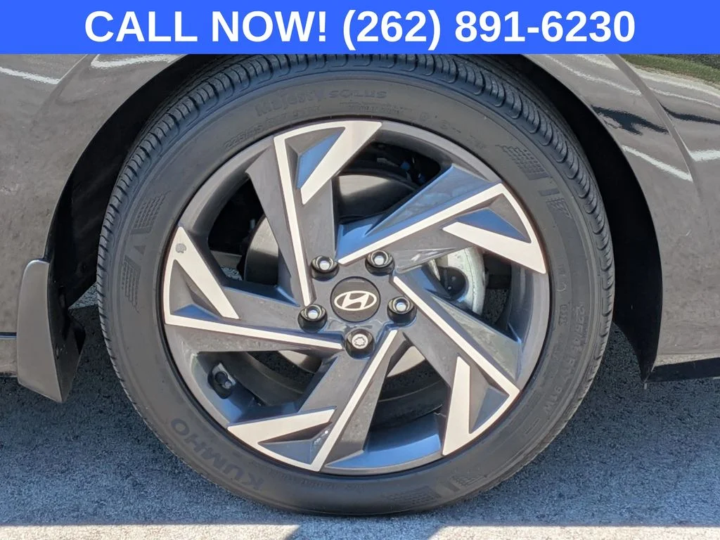 Used 2025 Black Hyundai SEL Sport image 9