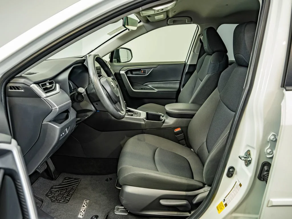 Used 2025 Ice Toyota LE image 31