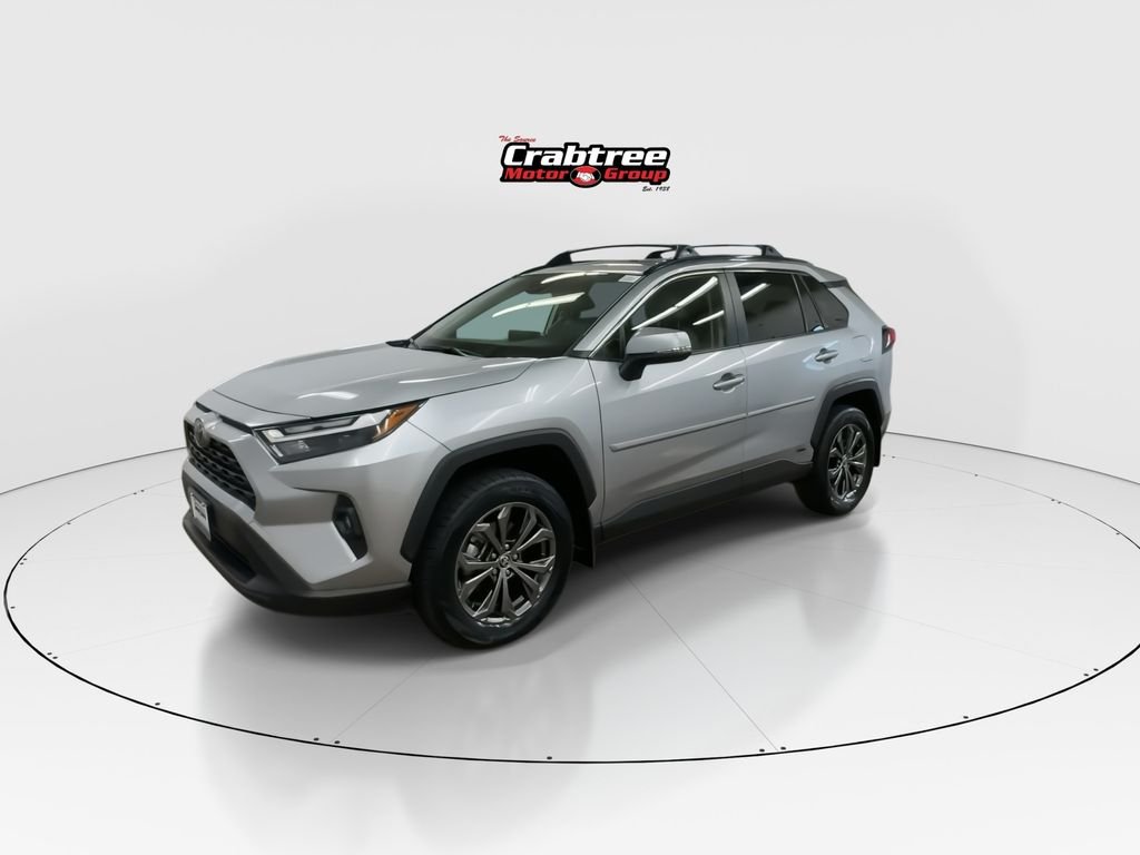 Used 2025 Silver Toyota XLE Premium image 4