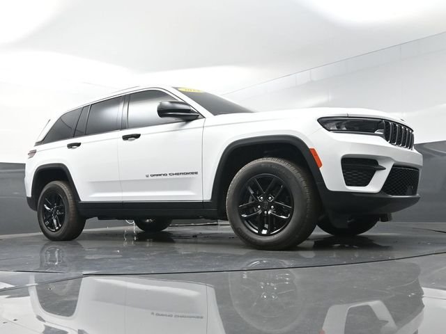 Used 2024 White Jeep Laredo X image 32