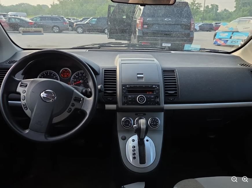 Used 2010 Black Nissan 2.0 SR image 5