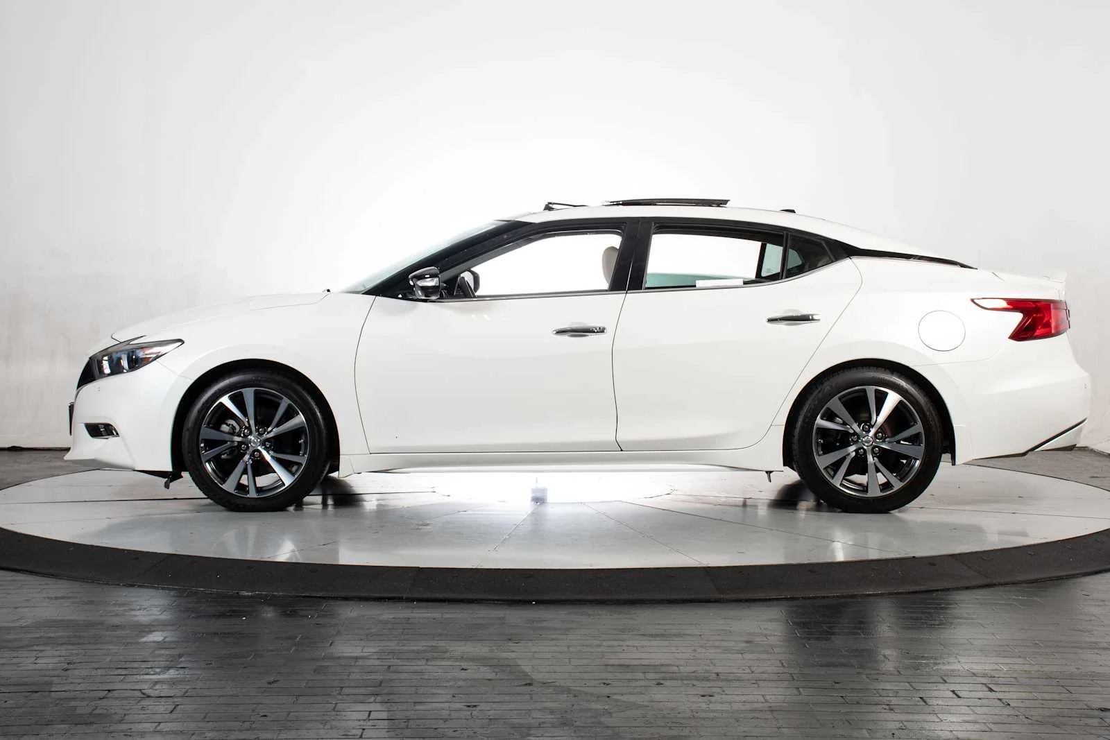 Used 2017 Pearl White Nissan Platinum image 2