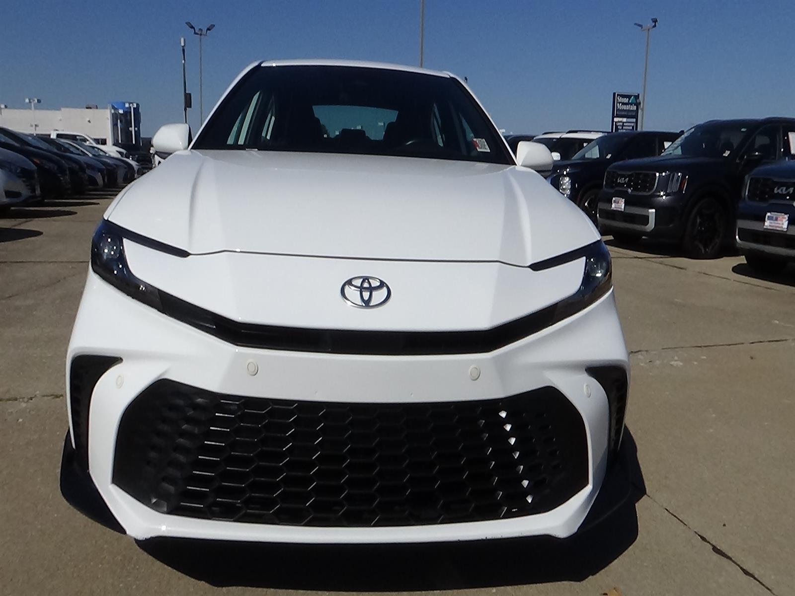 Used 2025 Ice Cap Toyota SE image 4
