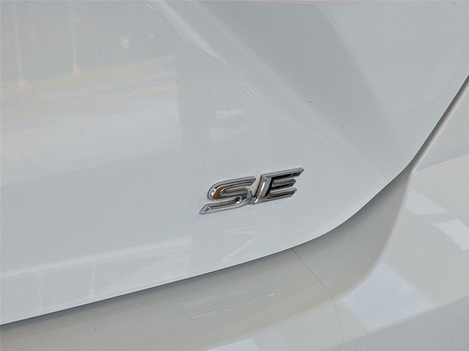 Used 2025 Ice Cap Toyota SE image 7