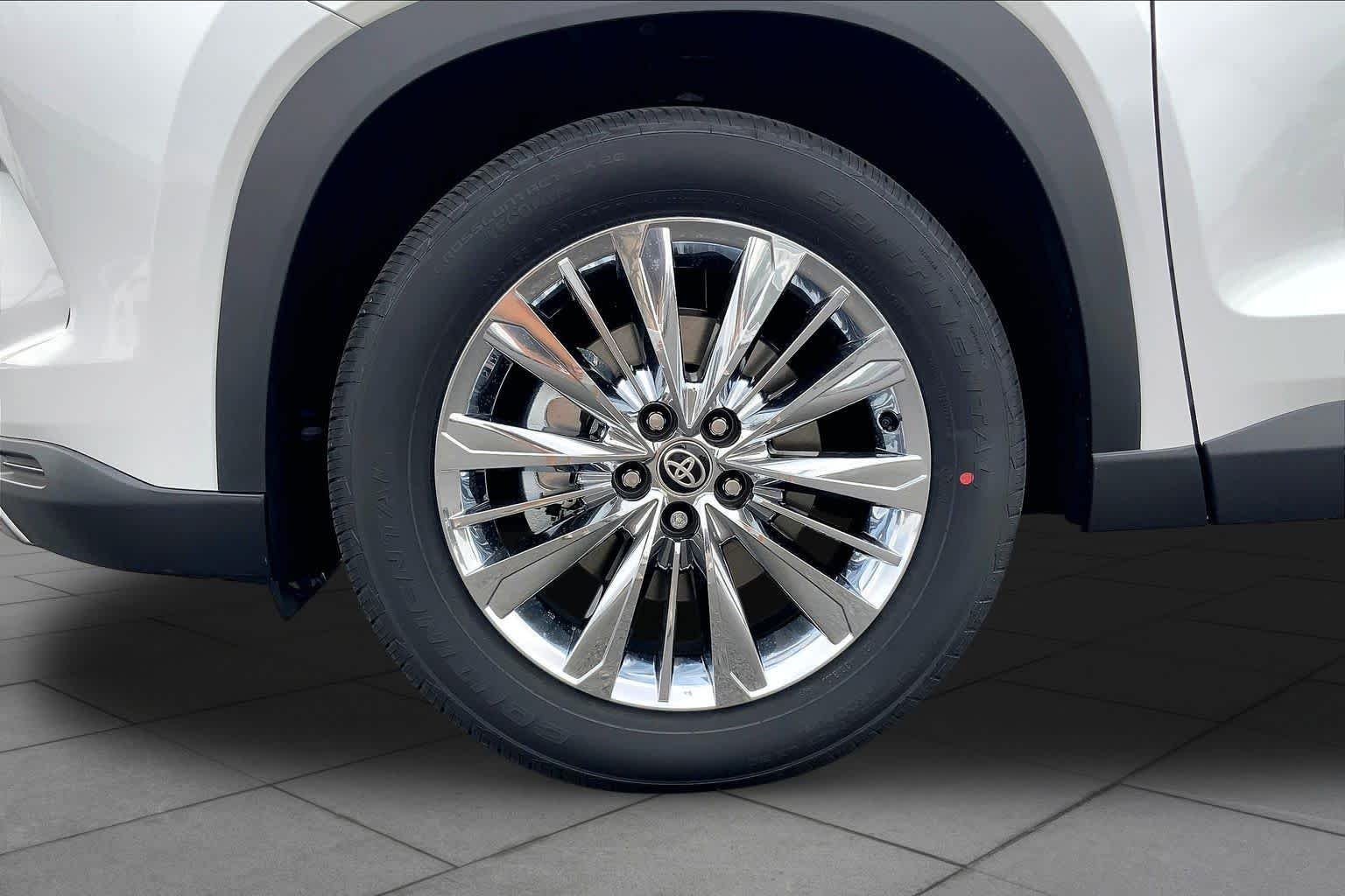 New 2026 Wind Chill Pearl Toyota Platinum image 11