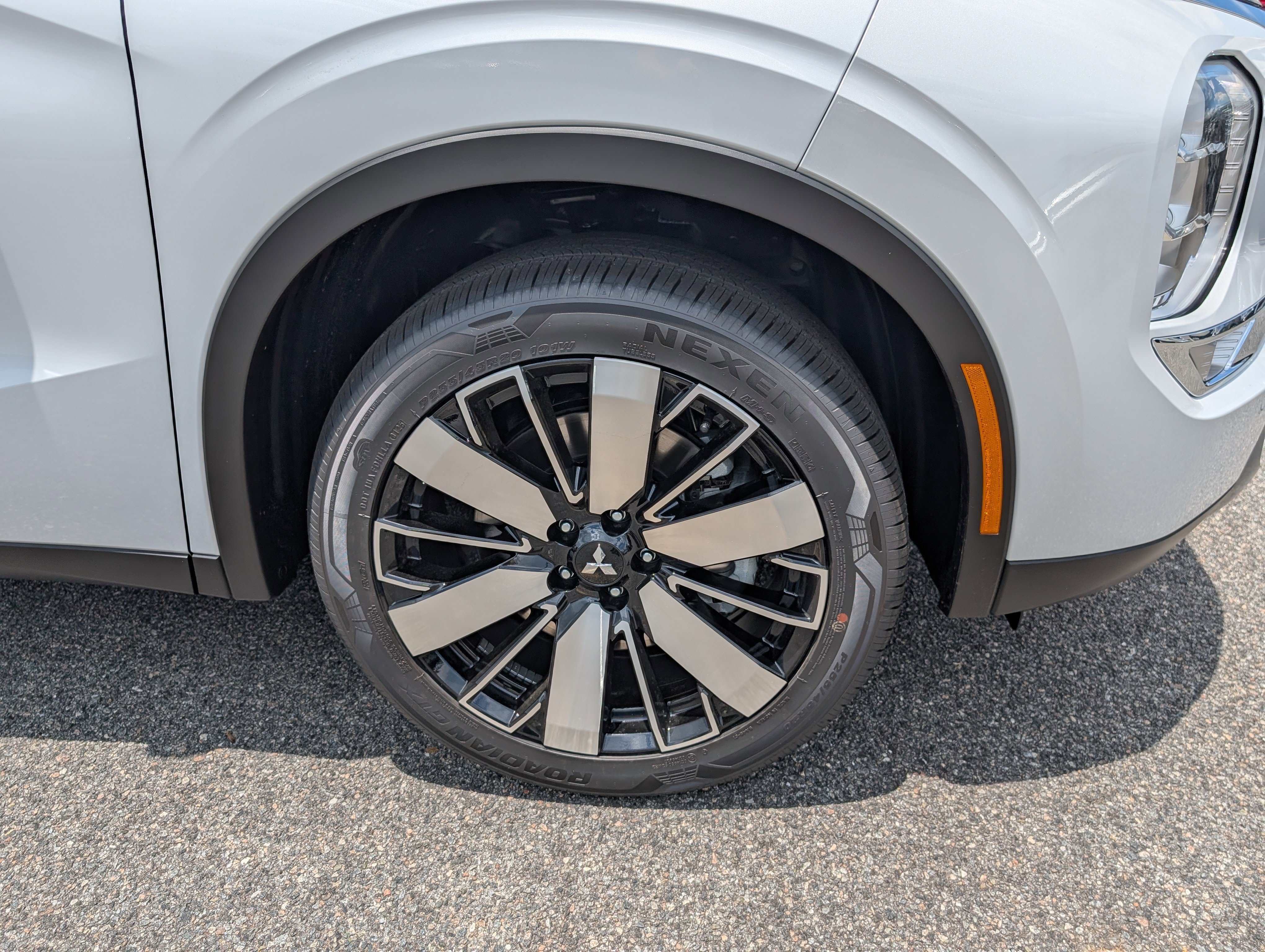 Used 2025 White Diamond Mitsubishi SE image 21