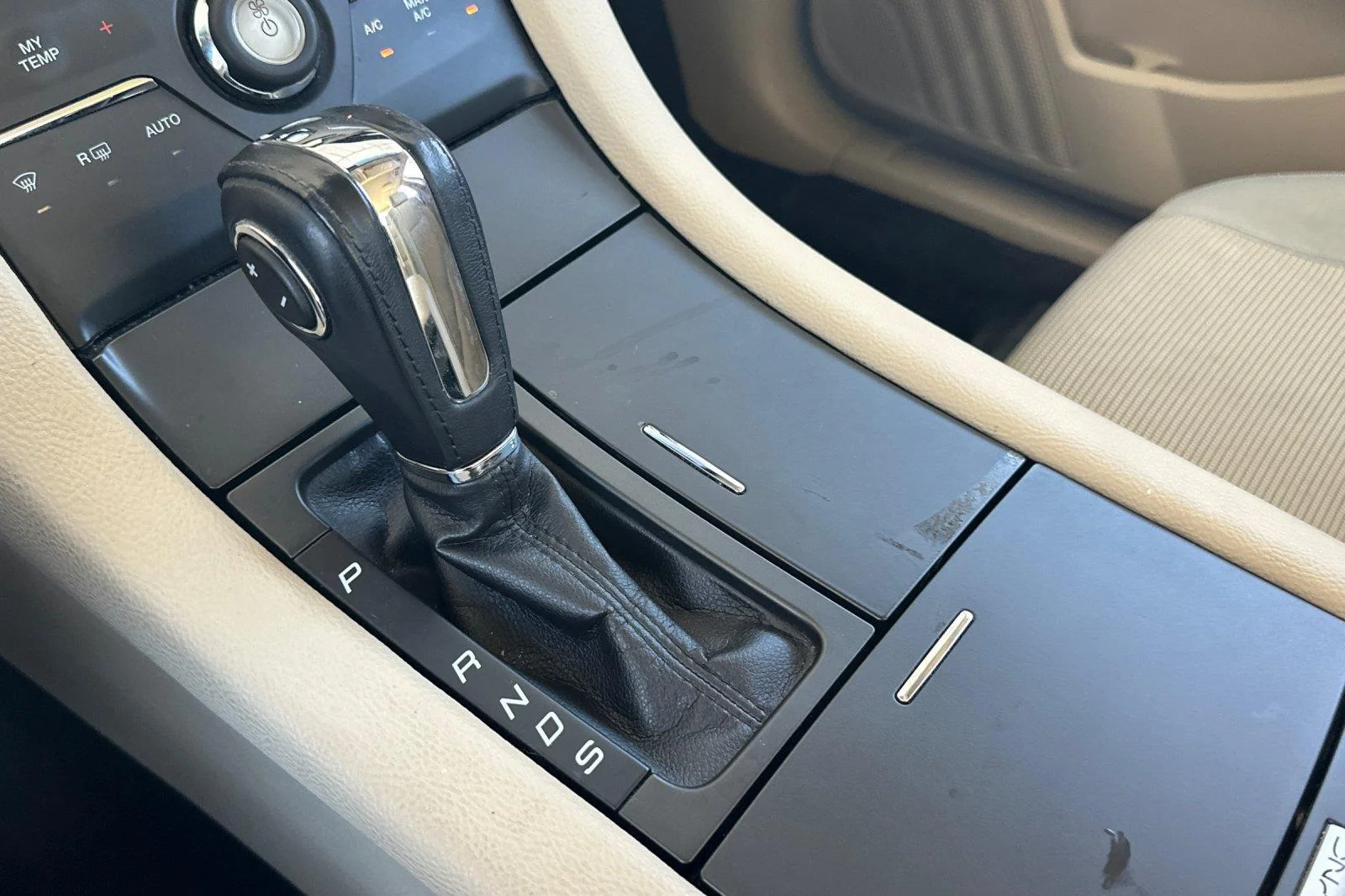 Used 2017 Oxford White Ford SEL image 21