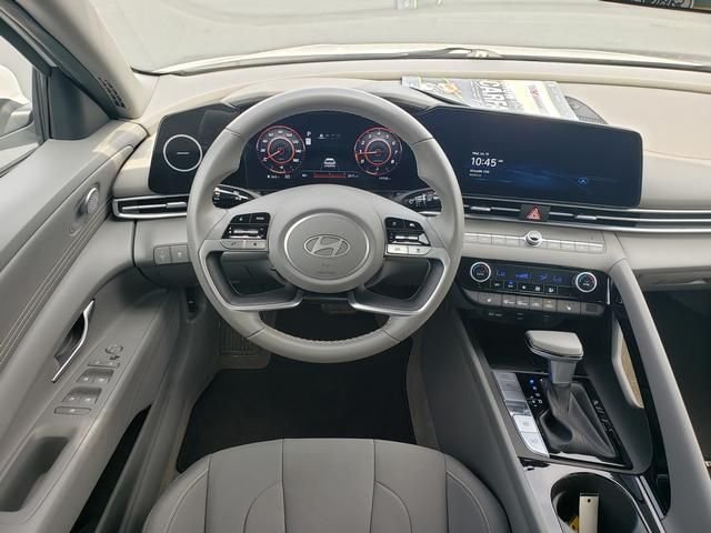 Used 2025 White Hyundai SEL Convenience image 17