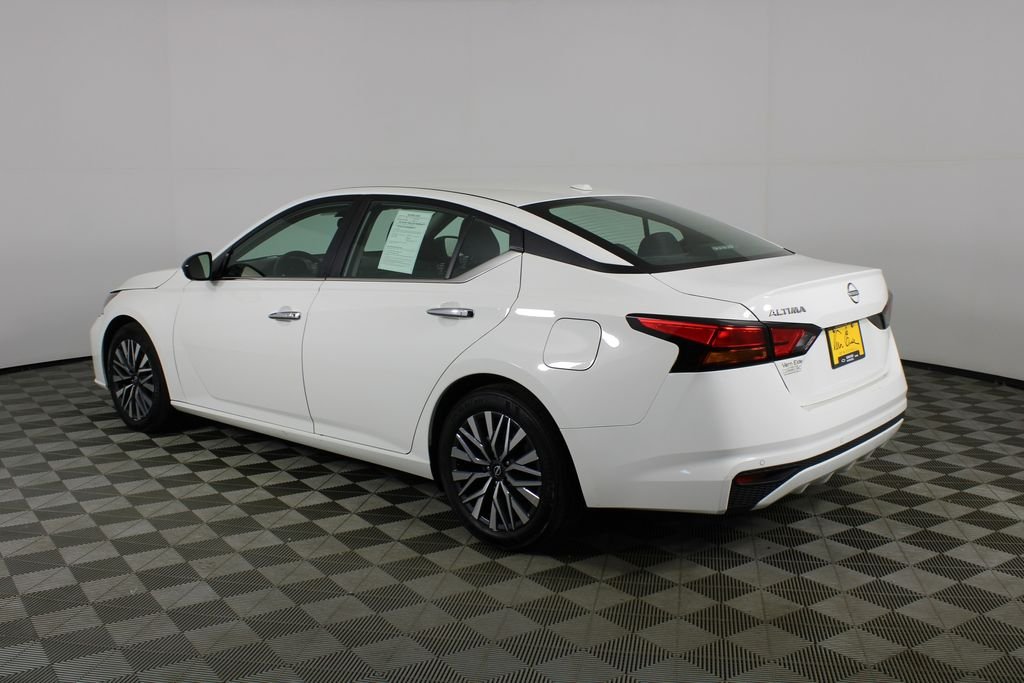 Used 2025 White Nissan 2.5 SV image 4