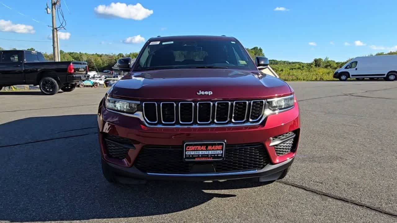 Used 2025 Velvet Red Pearlcoat Jeep Laredo X image 3