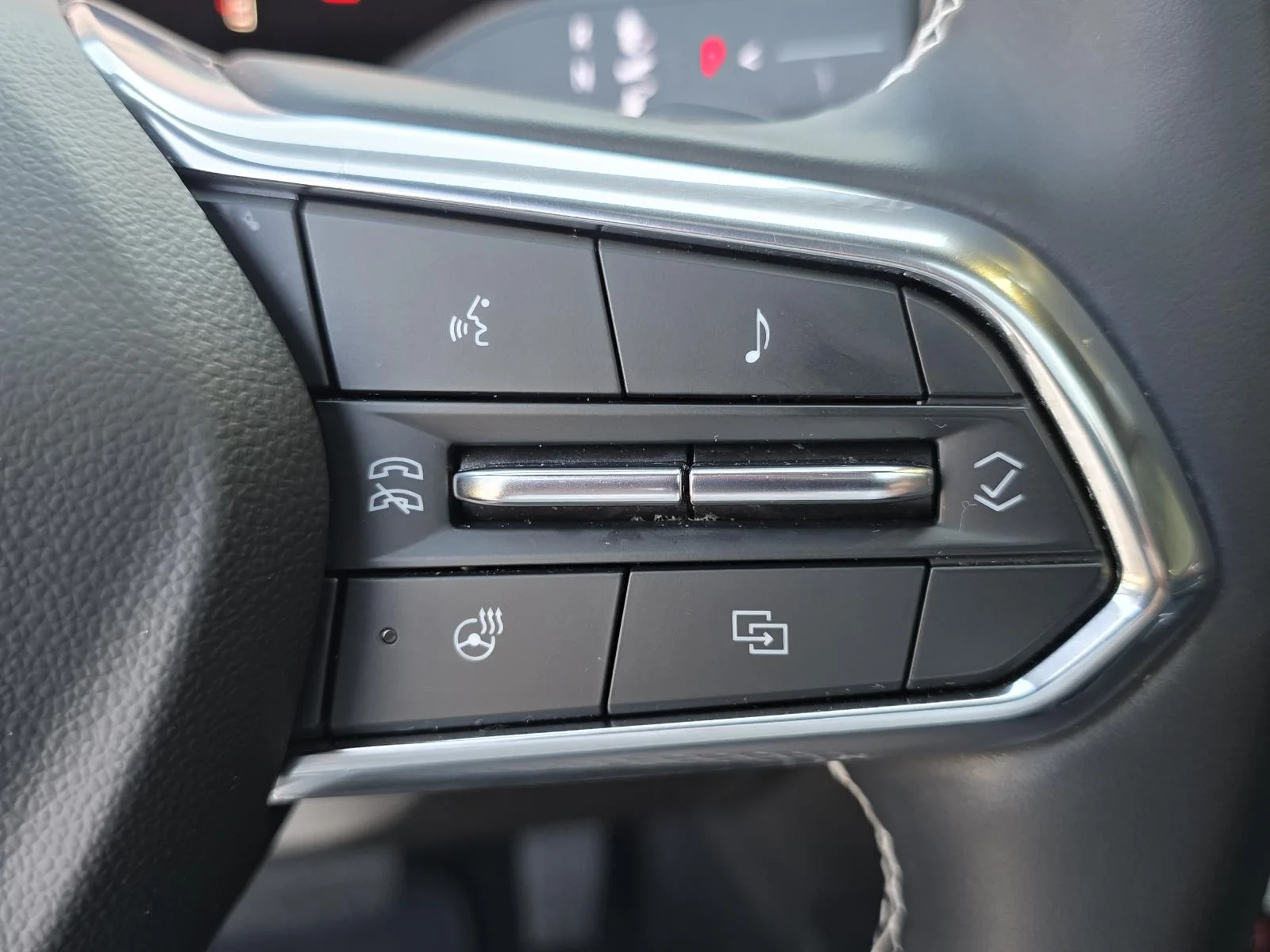 Used 2025 Pearl Chevrolet Z71 image 34