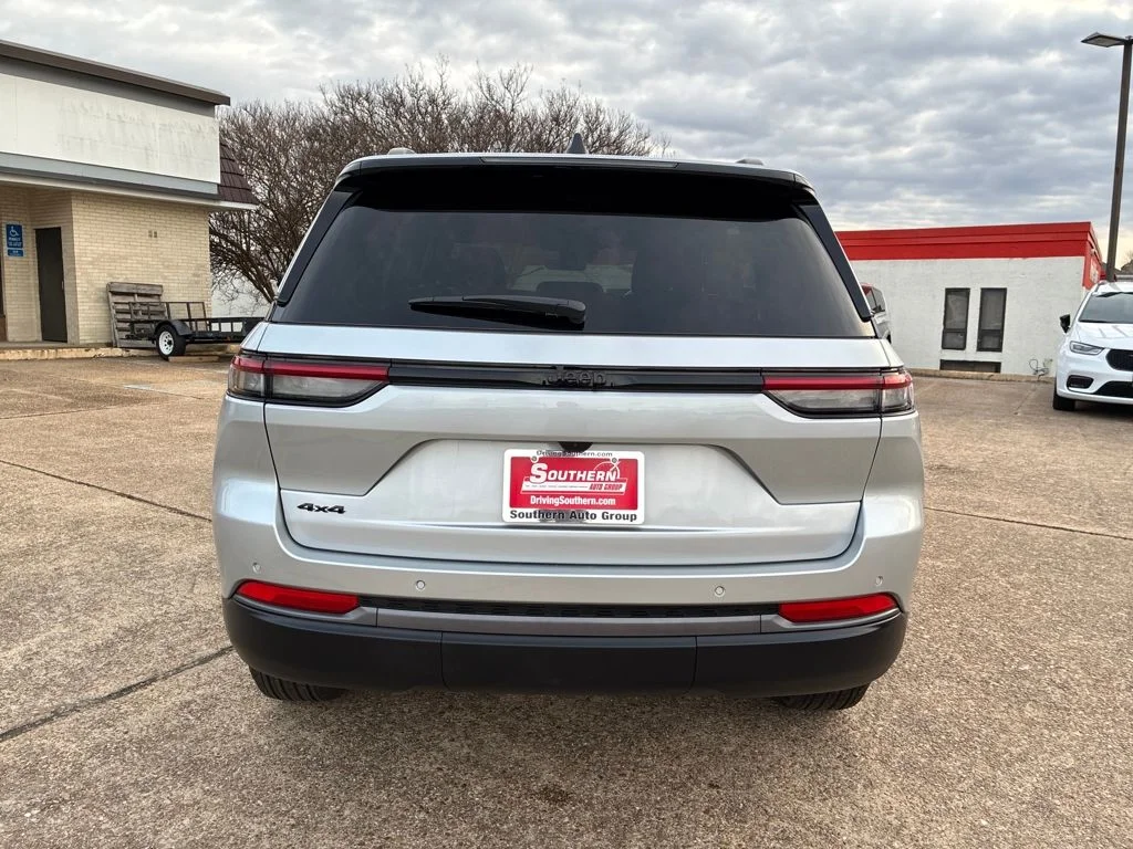New 2026 Silver Zynith Exterior Paint Jeep Altitude image 4