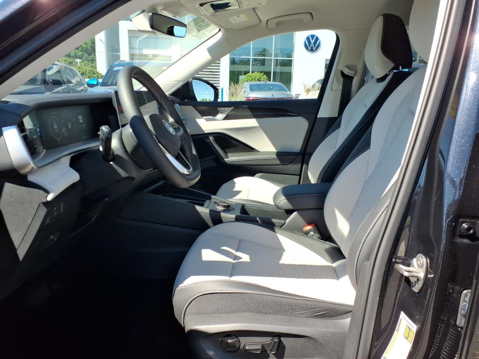 Certified Used 2025 Deep Black Pearl Volkswagen SE image 11