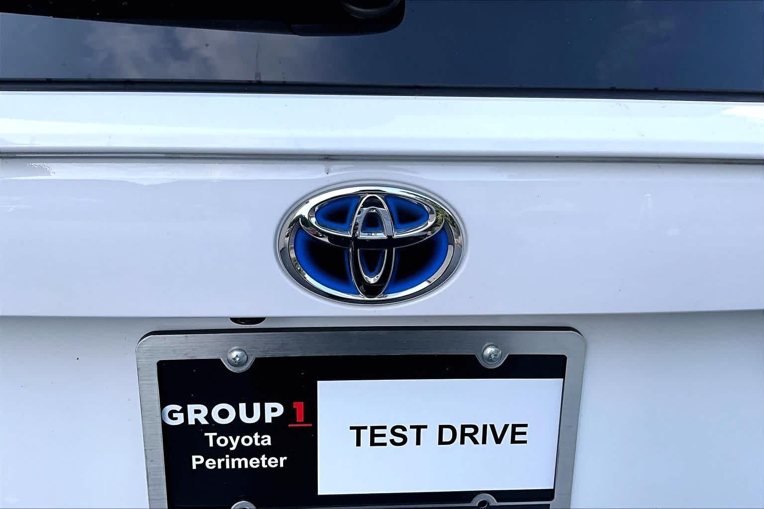 Used 2022 White Toyota Hybrid XLE image 31