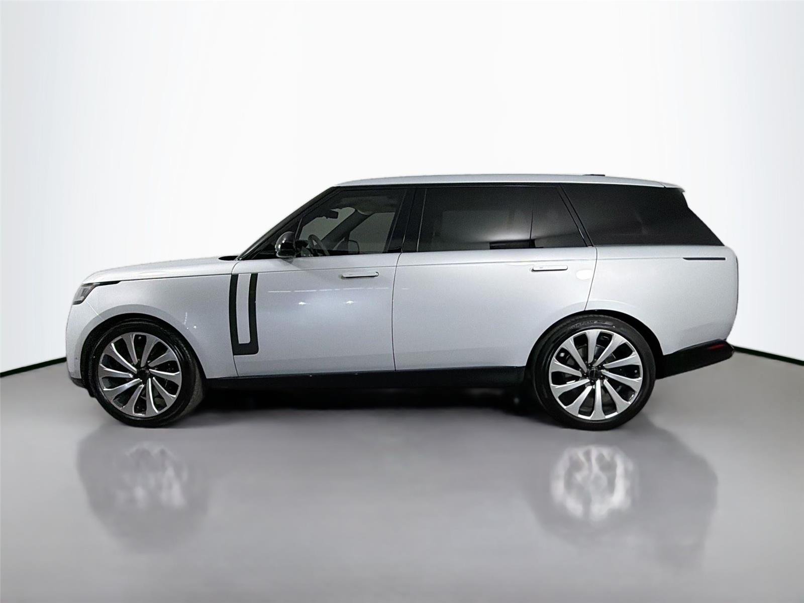 New 2026 Ethereal Frost Sliver LAND ROVER SE LWB 7-Seats / V8 image 8