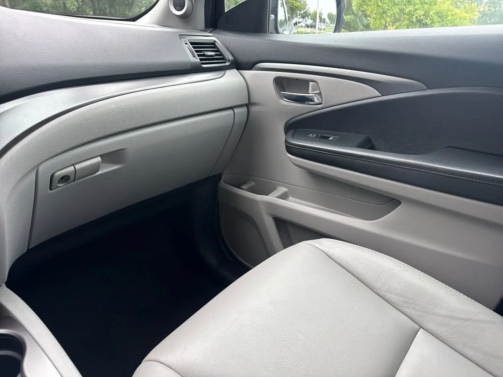 Certified Used 2022 Lunar Silver Metallic Honda AWD SE image 54