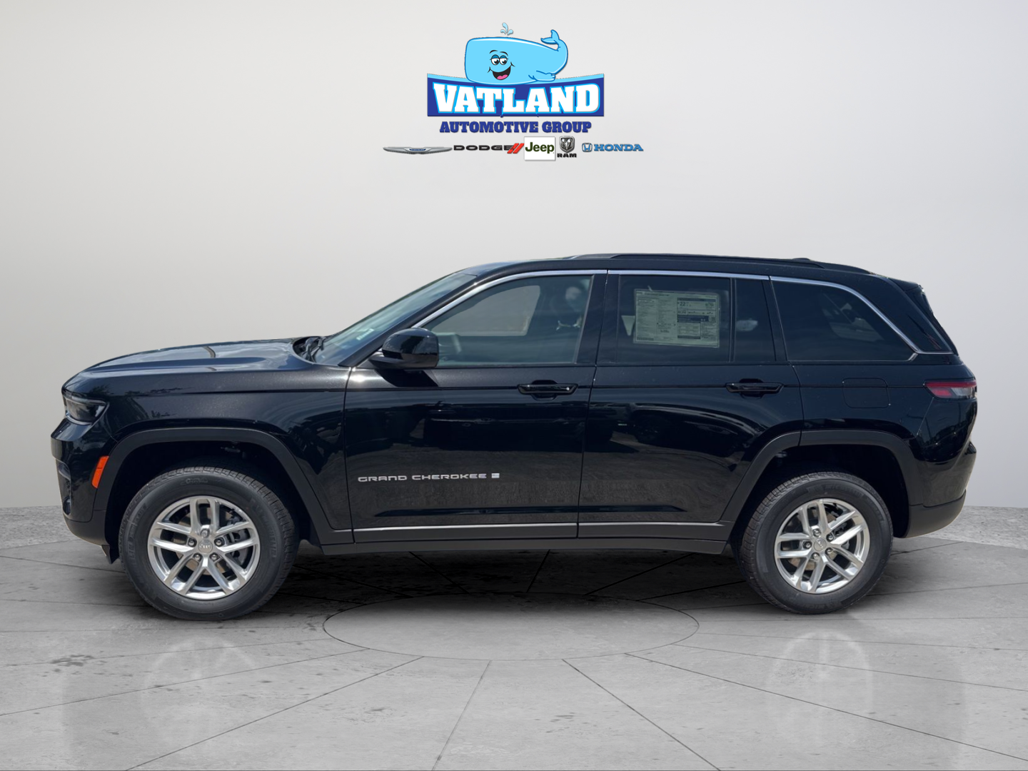 New 2026 Diamond Black Crystal Pearl-Coat Exterior Paint Jeep Laredo X image 2