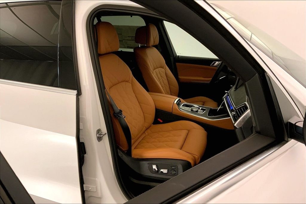Used 2026 Mineral White Metallic BMW  image 7
