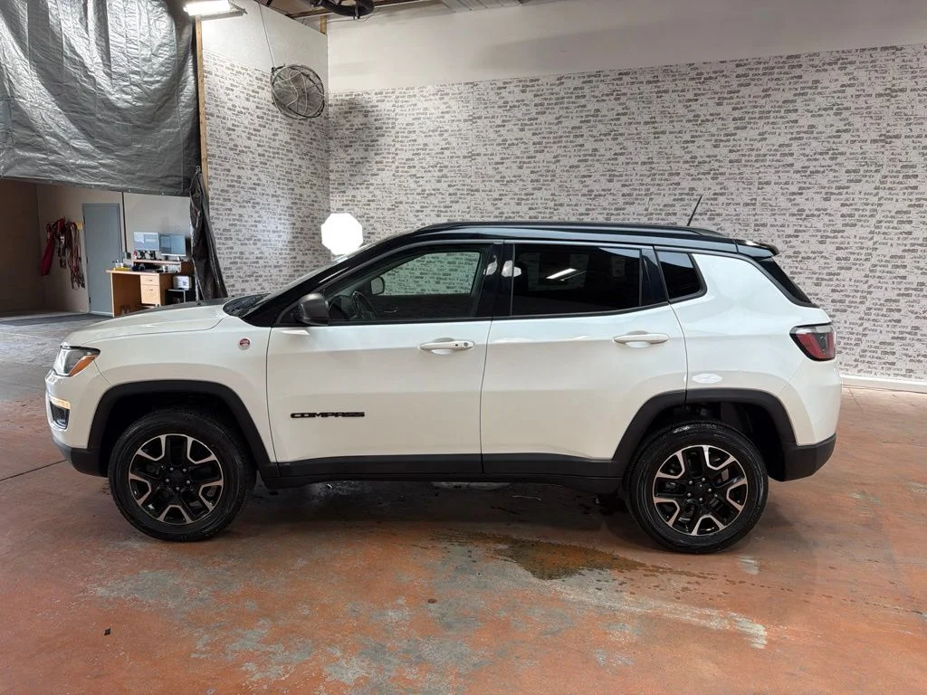 Used 2019 White Clearcoat Jeep Trailhawk image 4