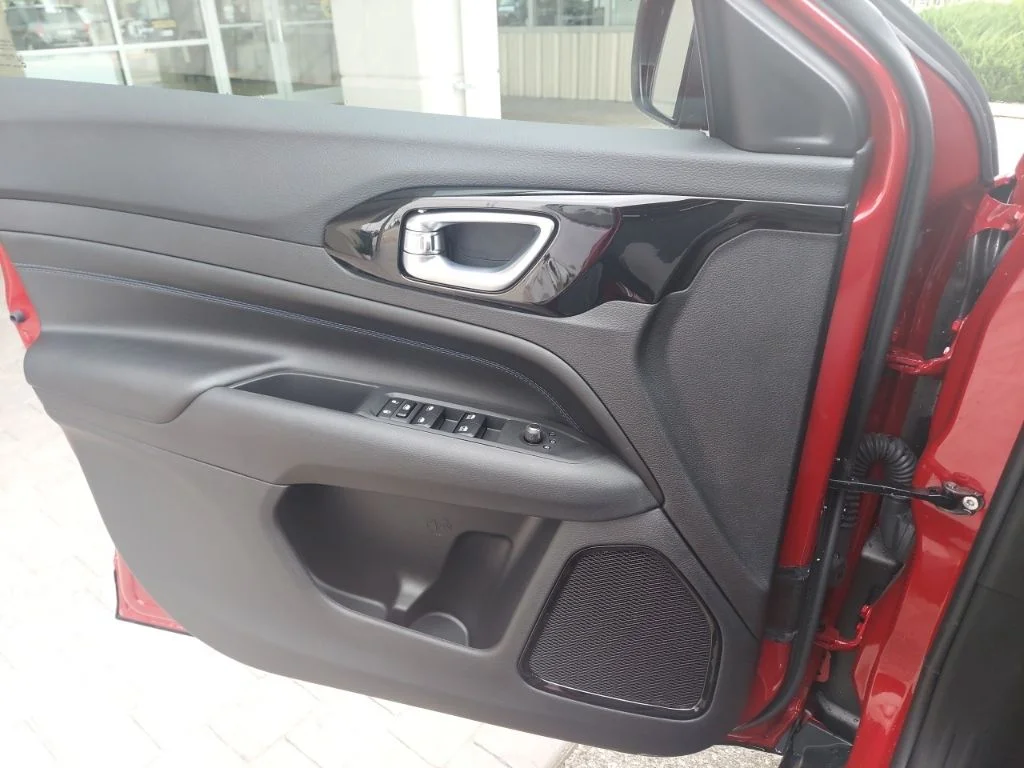 New 2026 Red Hot Pearlcoat Jeep Latitude image 15