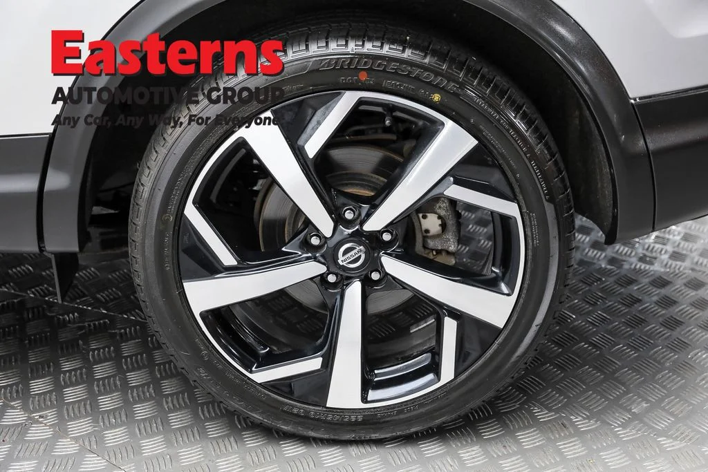 Used 2022 Silver Nissan SL image 8