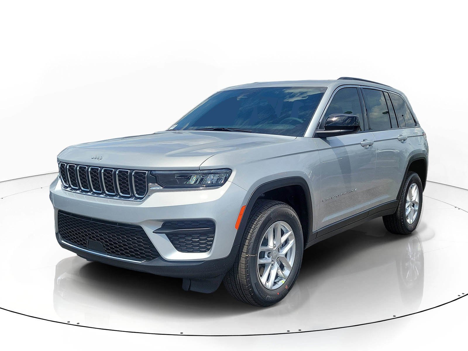 New 2026 Silver Zynith Exterior Paint Jeep Laredo X image 1
