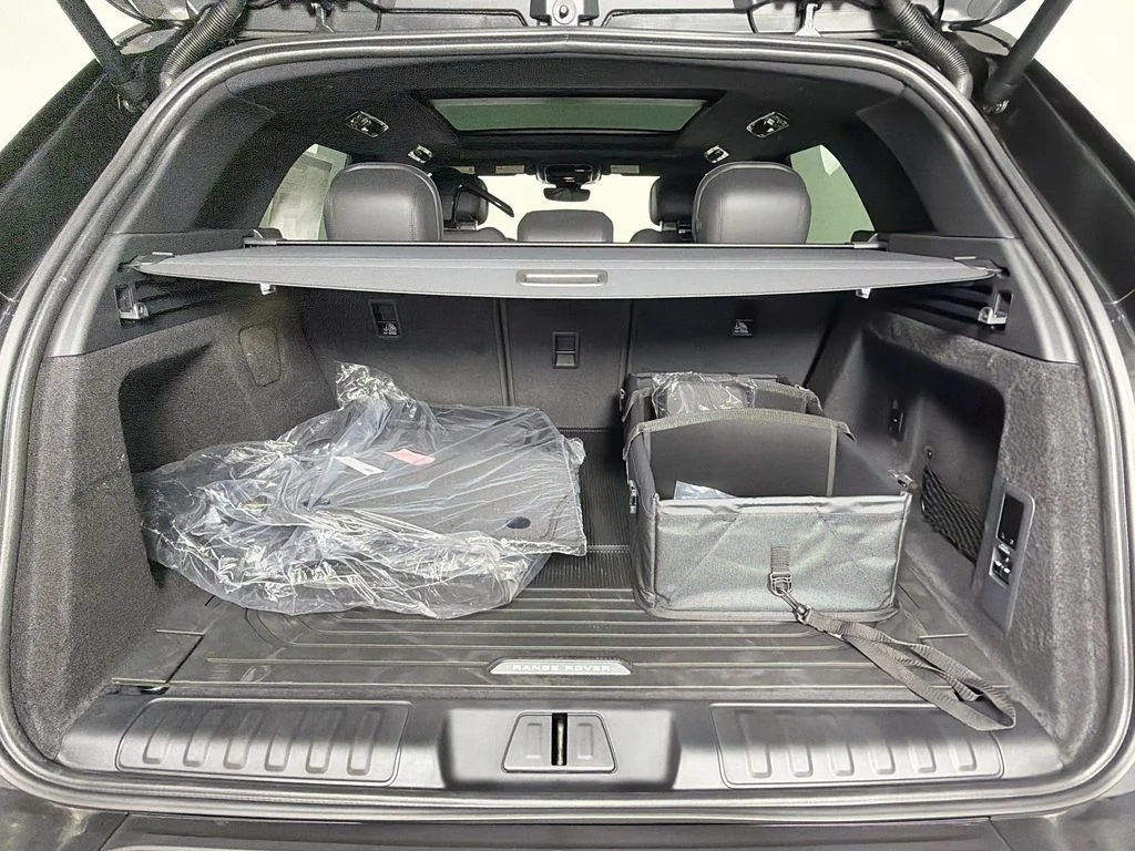 New 2027 Santorini Black Land Rover SE image 28