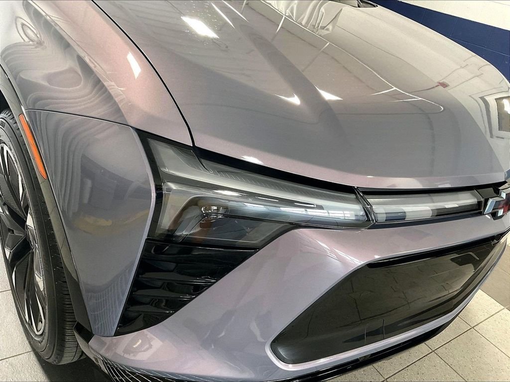 Used 2025 Gray Chevrolet RS image 32