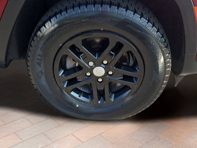 Used 2023 Velvet Jeep Laredo image 23