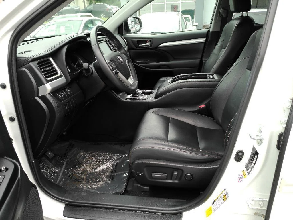 Used 2019 White Toyota XLE image 3