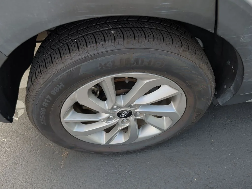 Used 2017 Silver Hyundai SE image 7